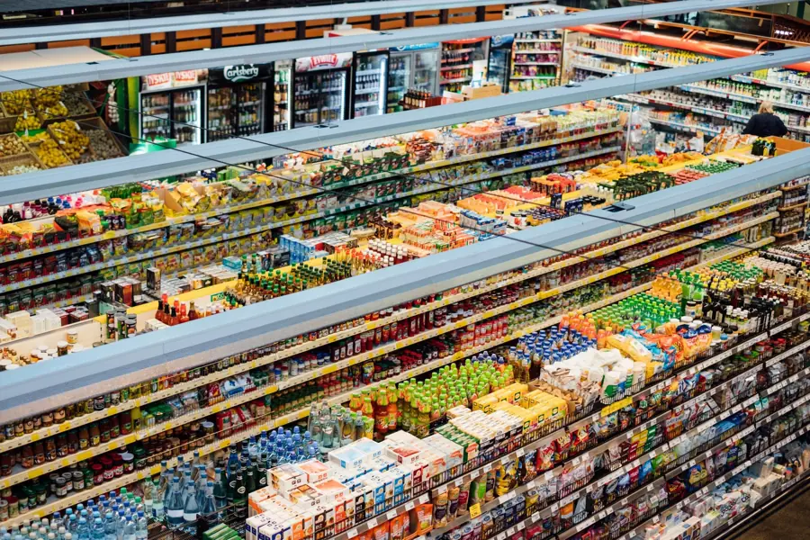 Market rafında esnek ambalajlı ürünler